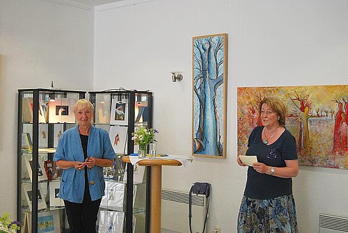 Petra Schier hält die Laudatio