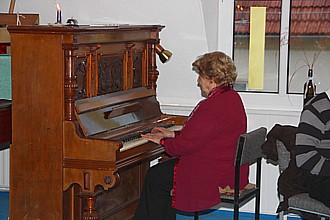 Am Klavier: Kthe Keibel spielt Weihnachtslieder