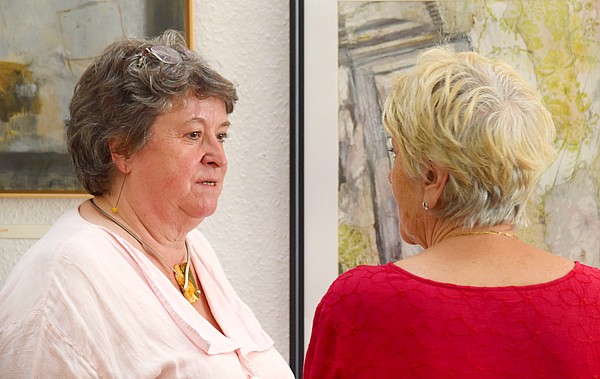 Marin Steer im Gespr�ch mit Besuchern der Vernissage