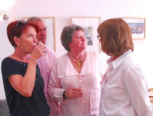Marin Steer im Gespr�ch mit Besuchern der Vernissage