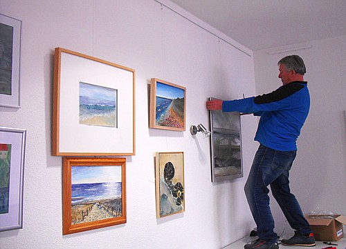 Bernhard Obst bei der Ausstellungsvorbereitung