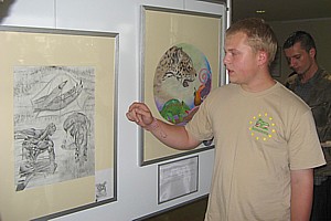 Tobias Schmidt mit dem von ihm vollendeten Bild