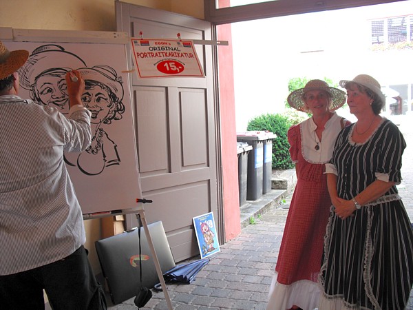 Schnellzeichner Claus Werner Scharfe bei der Arbeit