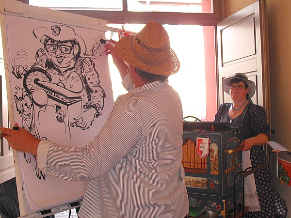 Schnellzeichner Claus Werner Scharfe bei der Arbeit