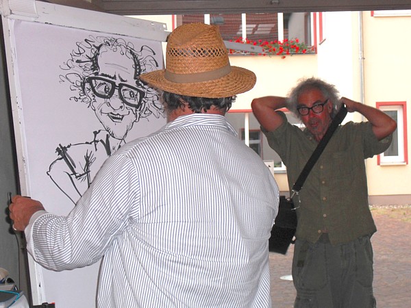 Schnellzeichner Claus Werner Scharfe bei der Arbeit