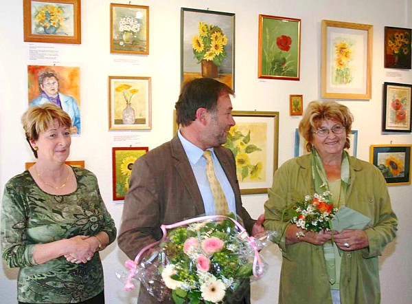 B�rgermeister Arno Dahlenburg gratuliert Elfi Klepsch zum Kulturf�rderpreis